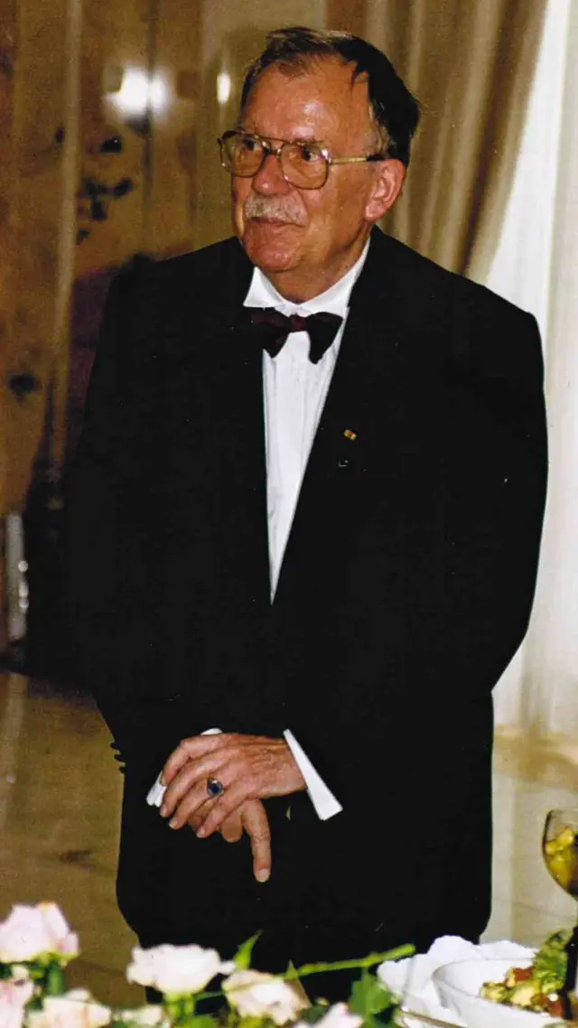 Dr. Maximilian Bickhoff