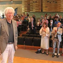 Standing Ovations für Honorarprofessor Dr. Gerhard Nechwatal bei seiner Abschiedsveranstaltung in der Aula der Universität. 