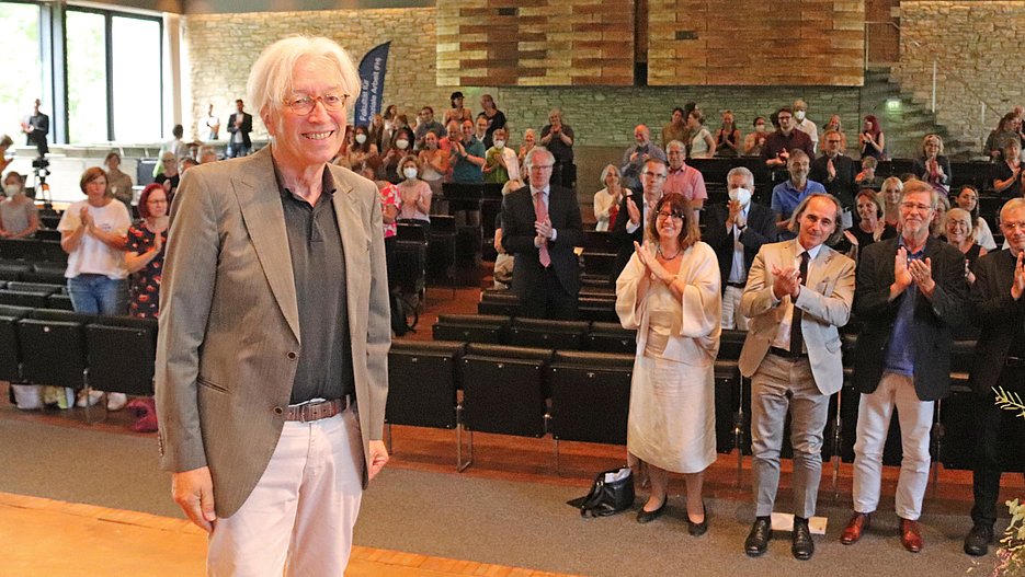 Standing Ovations für Honorarprofessor Dr. Gerhard Nechwatal bei seiner Abschiedsveranstaltung in der Aula der Universität. 