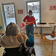 Jessica Köbele during her weekly music lesson with a resident of the institution “Lebensplätze für Frauen”. This facility in Munich offers formerly homeless women a permanent home of their own. Not only financial but also physical hurdles make it difficult for them to participate in cultural activities
