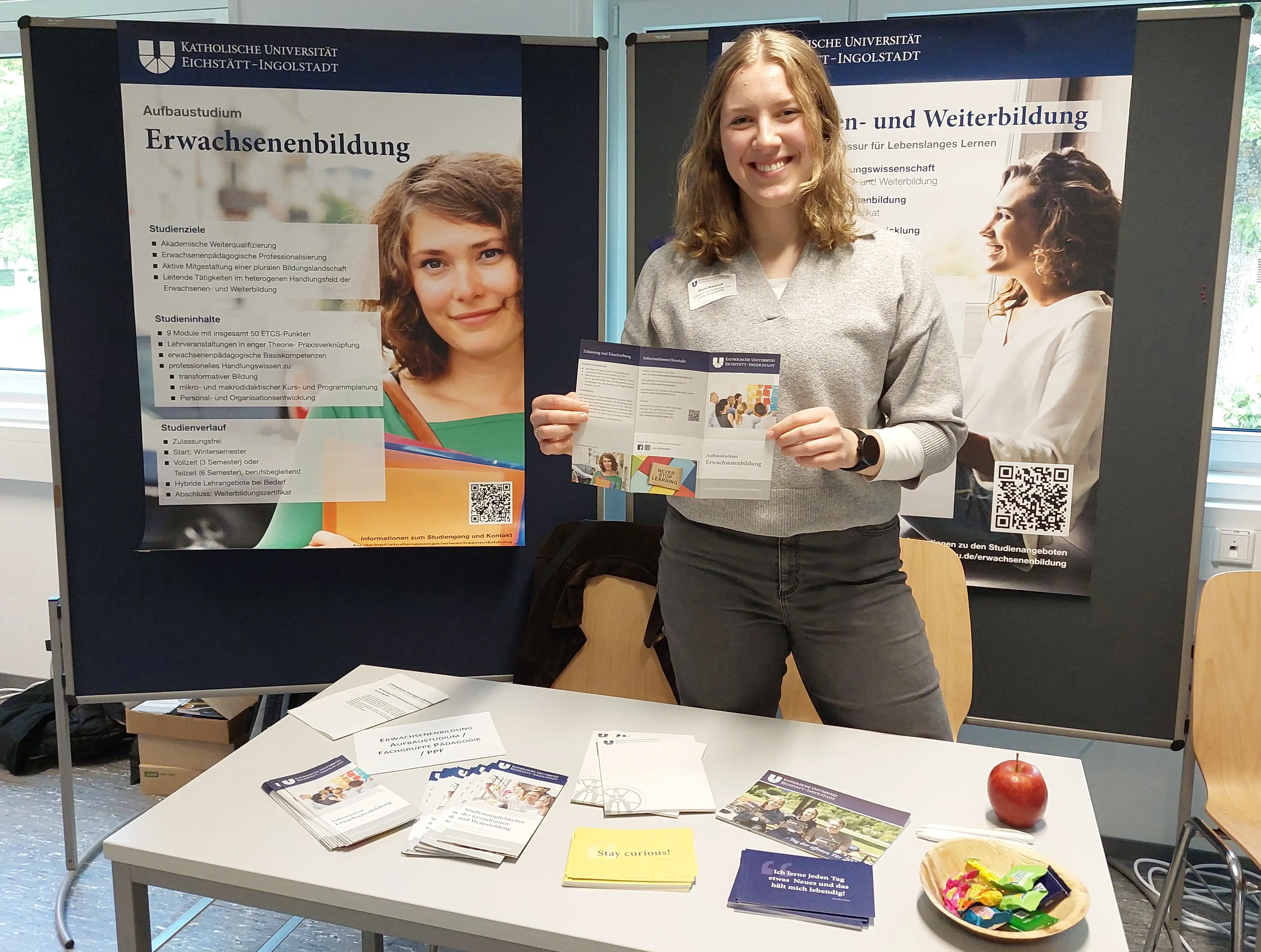 Die studentische Hilfskraft der Professur für Lebenslanges Lernen, Marie Markhoff, am Stand des Aufbaustudiums Erwachsenenbildung