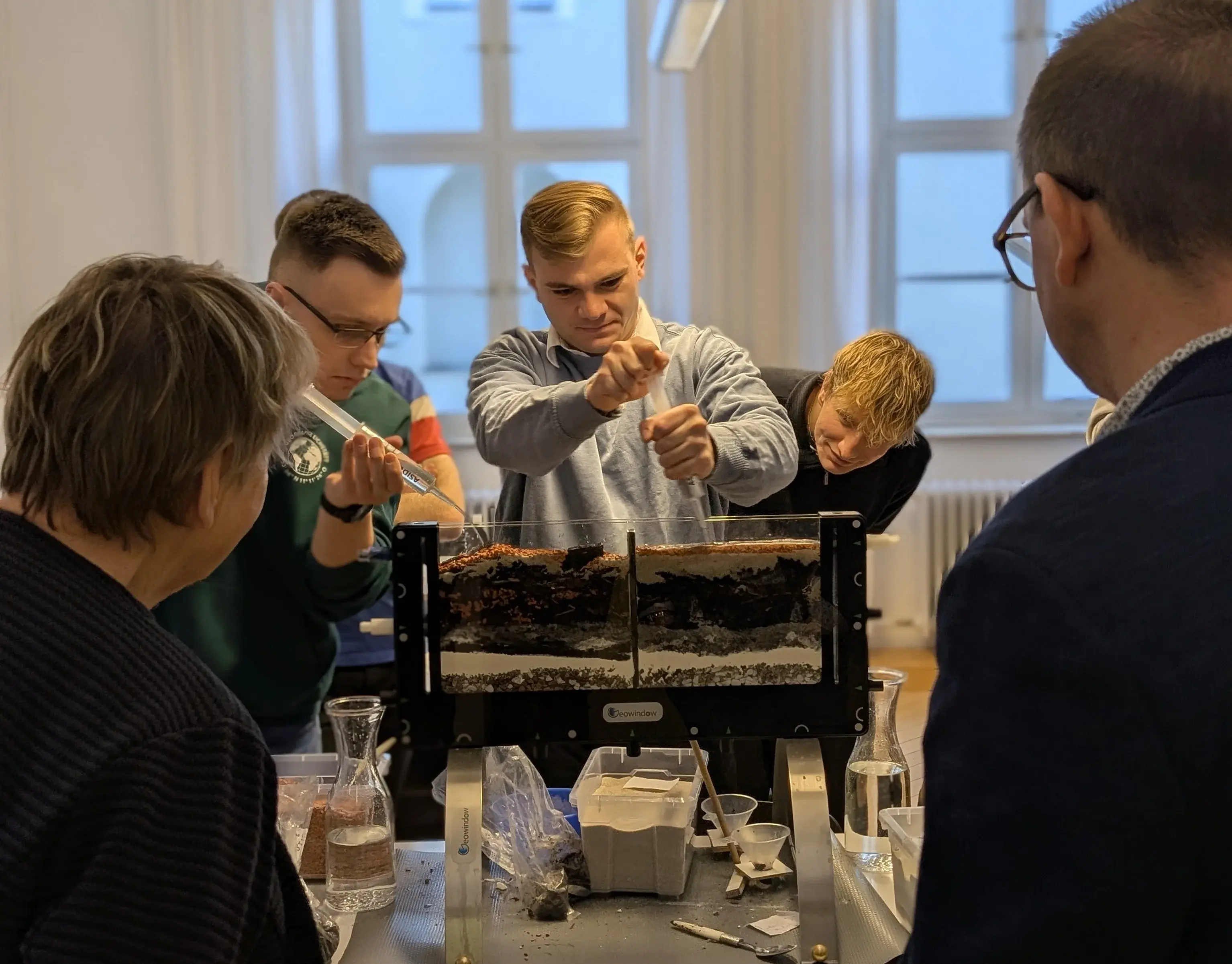 Studierende und Dozierende arbeiten mit einem Geowindow.