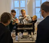 Studierende und Dozierende arbeiten mit einem Geowindow.