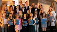Die Absolventinnen und Absolventen der Bachelorprogramme.
