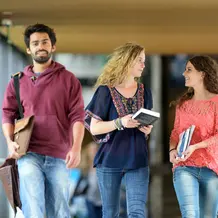 Studierende am Campus