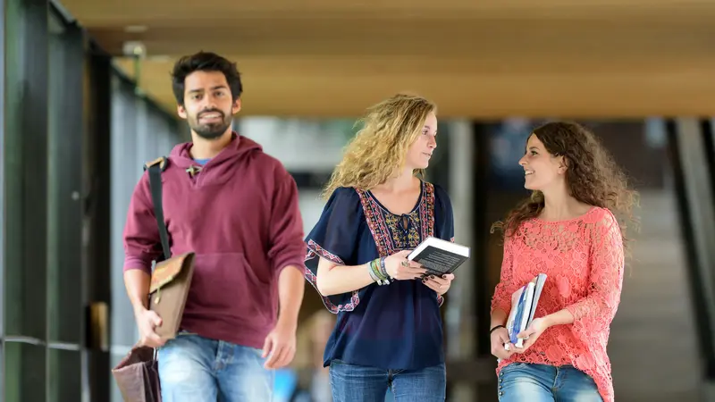 Studierende am Campus