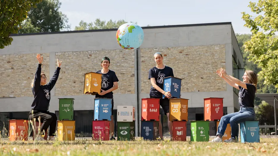 Studierende mit SDG Hockern
