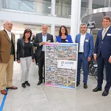 Lehrstuhlinhaber Prof. Dr. Harald Pechlaner (3.v.l.) und Uni-Präsidentin Prof. Dr. Gabriele Gien (4.v.l.) zusammen mit (v.l.) Karl Jägle, Bürgermeisterin Elisabeth Gabler, Landrat Alexander Anetsberger und Dirk Glaesser (Welttourismusorganisation UNWTO) versammelt um eine Collage mit Impressionen aus 20 Jahren Lehrstuhl Tourismus.