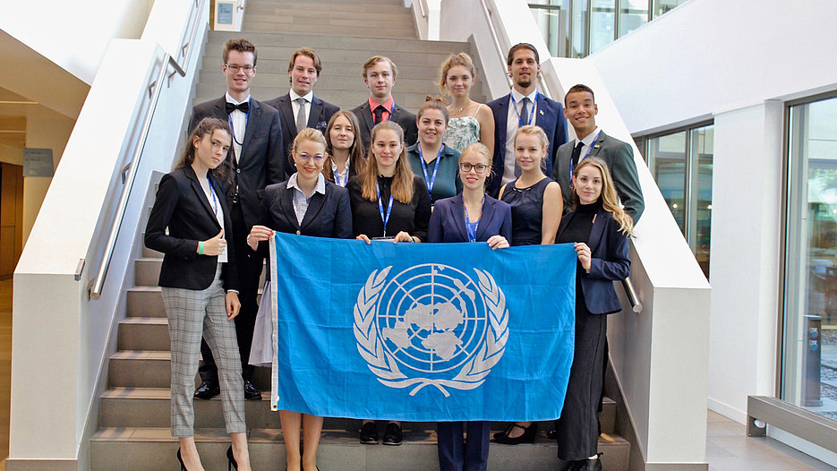Die Studierenden der KU wurden von Anne Friedrich (Mitarbeiterin der Professur für Politische Bildung; vordere Reihe; 2.v.l.) bei den Model United Nations in Den Haag begleitet. (Foto: Natalie Joray)