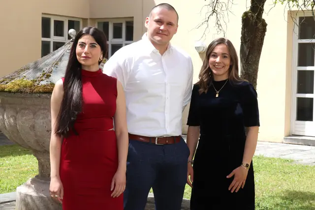 Die Absolventinnen Arzu Güzel (links), Marie-Theres Ach (rechts) und der Absolvent Daniel Lisowski