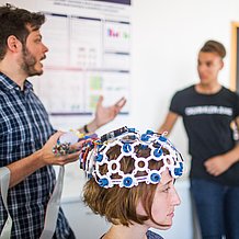 Die Studierenden des Masterstudiengangs Psychologie an der KU äußerten sich im aktuellen CHE-Ranking unter anderem sehr positiv zum Wissenschaftsbezug ihres Studiums – etwa im Rahmen von Projekten, bei denen Elektroenzephalographie (EEG) zum Einsatz kommt. 