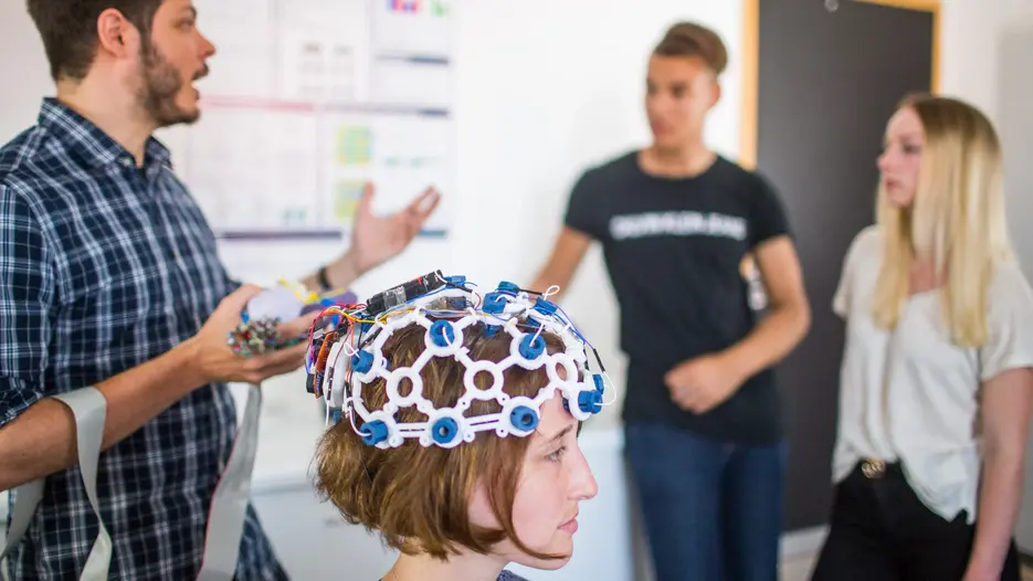 Die Studierenden des Masterstudiengangs Psychologie an der KU äußerten sich im aktuellen CHE-Ranking unter anderem sehr positiv zum Wissenschaftsbezug ihres Studiums – etwa im Rahmen von Projekten, bei denen Elektroenzephalographie (EEG) zum Einsatz kommt. 