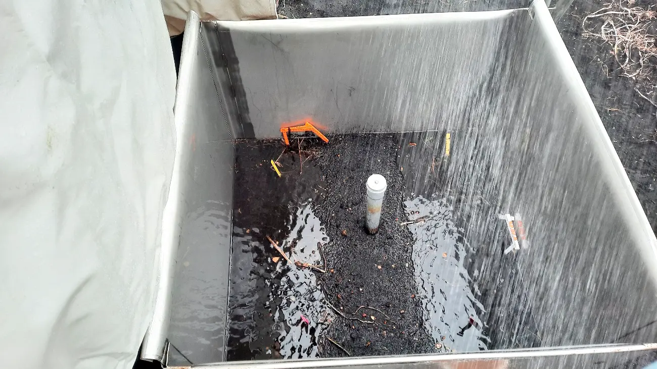 Die Wasseraufnahmekapazit&auml;t ist an den etwas tiefer liegenden Randbereichen der Versuchsfl&auml;che bereits &uuml;berschritten. 