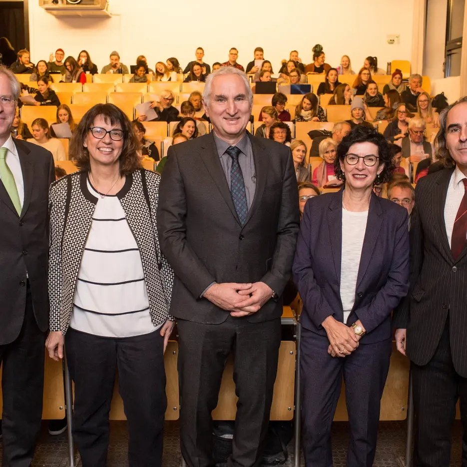 Laudator Prof. Dr. Stefan Schieren, KU-Präsidentin Prof. Dr. Gabriele Gien, Prof. Dr. Ulrich Bartosch mit seiner Frau Christiane und der Dekan der Fakultät für Soziale Arbeit, Prof. Dr. Frank Wießner (v.l.).