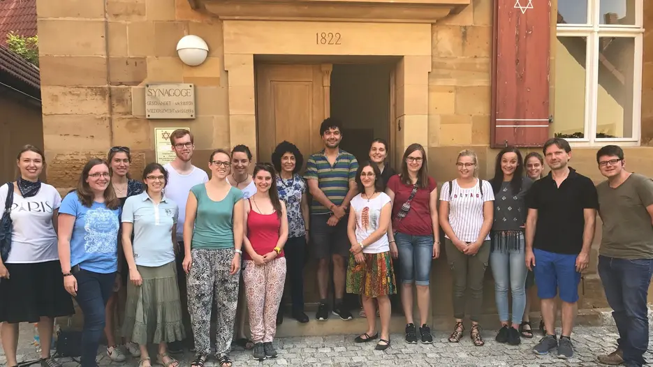ExkursionOberfrankenSynagogeGruppenfoto.JPG
