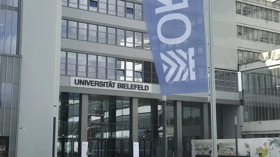 [Translate to English:] Eingang zur Konferenz in der Universität Bielefeld