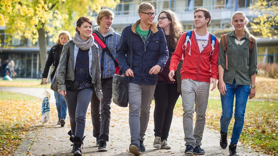Studierende am Campus