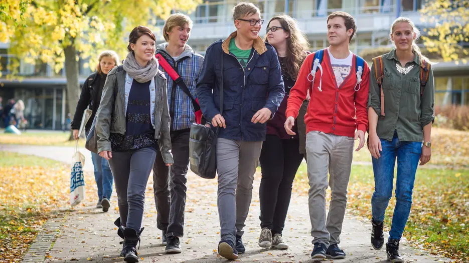 Studierende am Campus