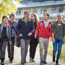 Studierende am Campus