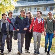 Studierende am Campus