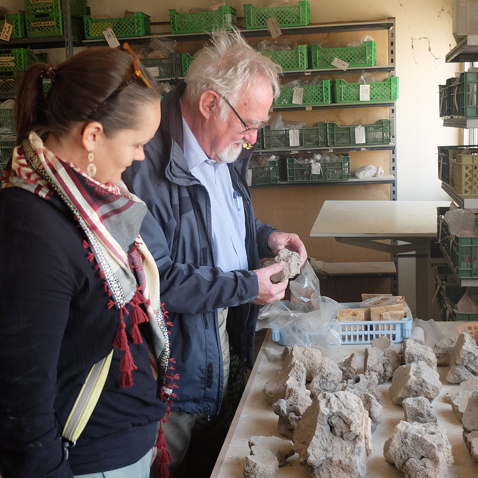 Prof. Dr. Gerhard Zimmer beim Sichten von Formfragmenten für den Bronzeguss im jordanischen Gerasa. (Foto: Zimmer)