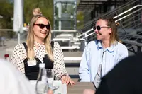 Herzliches Lachen, Sonne, Freundschaft, Wiedersehen 2026