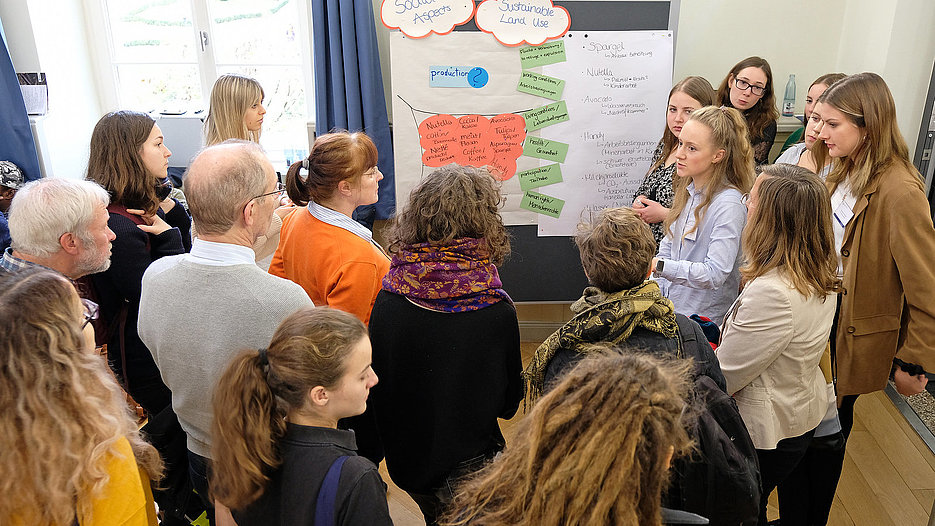 KU-Studierende moderierten die Gesprächsrunden zum Auftakt der Göttinger Nachhaltigkeitskonferenz, hier zum Thema “Social Aspects of Sustainable Land Use” (Foto: Universität Göttingen / Christoph Mischke).