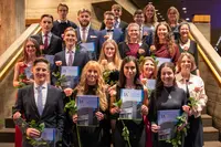 Die Bachelor-Absolventinnen und -Absolventen der WFI 2025.
