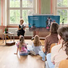 Sabine Bohlmann liest vor einer Gruppe von Kindern