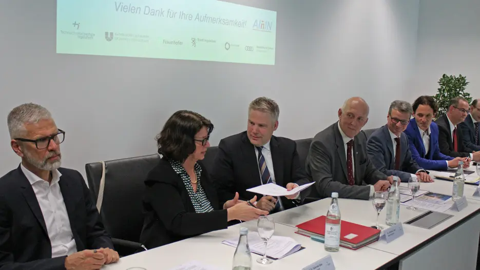 (v.l.) Dr. Andreas Tiete (Klinikum Ingolstadt), KU-Präsidentin Prof. Dr. Gabriele Gien, Ingolstadts Oberbürgermeister Dr. Christian Lösel, Prof. Dr. Walter Schober (Präsident der Technischen Hochschule Ingolstadt), Bernd Sibler (Bayerischer Staatsminister für Wissenschaft und Kunst), Martin Wild (Chief Innovation Officer MediaMarktSaturn Retail Group), Michael Breme (Leiter Produktions- und Werksplanung der AUDI AG) und Dr. Johannes Luyken (Fraunhofer-Gesellschaft) bei der Unterzeichnung der Gründungsverträge. (Foto: Stowasser/THI)