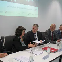 (v.l.) Dr. Andreas Tiete (Klinikum Ingolstadt), KU-Präsidentin Prof. Dr. Gabriele Gien, Ingolstadts Oberbürgermeister Dr. Christian Lösel, Prof. Dr. Walter Schober (Präsident der Technischen Hochschule Ingolstadt), Bernd Sibler (Bayerischer Staatsminister für Wissenschaft und Kunst), Martin Wild (Chief Innovation Officer MediaMarktSaturn Retail Group), Michael Breme (Leiter Produktions- und Werksplanung der AUDI AG) und Dr. Johannes Luyken (Fraunhofer-Gesellschaft) bei der Unterzeichnung der Gründungsverträge. (Foto: Stowasser/THI)
