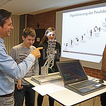 Dr. Michael Köck erläuterte den Schülerinnen und Schülern die Funktionsweise einer künstlichen Hand, die es mit Hilfe einer Konstruktionssoftware und eines 3D-Druckers zu optimieren galt. (Foto: Schulte Strat-haus/upd)