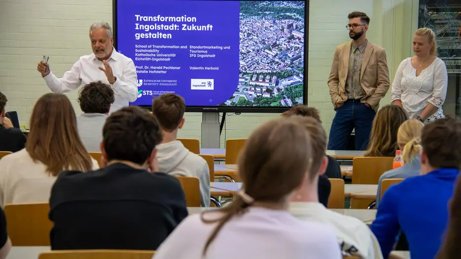 Transformation Ingolstadt: Prof. Dr. Harald Pechlaner, Founding Chair, School of Transformation and Sustainability der KU, Valentin Herbold von der IFG und Natalie Hofstetter, Referentin an der STS, beim Workshop mit Schülerinnen und Schülern des Katharinen-Gymnasiums.