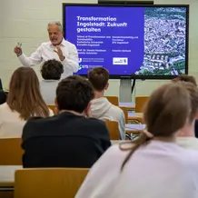 Transformation Ingolstadt: Prof. Dr. Harald Pechlaner, Founding Chair, School of Transformation and Sustainability der KU, Valentin Herbold von der IFG und Natalie Hofstetter, Referentin an der STS, beim Workshop mit Schülerinnen und Schülern des Katharinen-Gymnasiums.