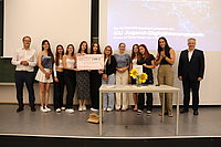 Den ersten Platz in der Teampreis-Kategorie und damit 1500 Euro, gesponsert von AININ, sicherten sich Zehntklässlerinnen des Maria-Ward-Gymnasiums Augsburg.