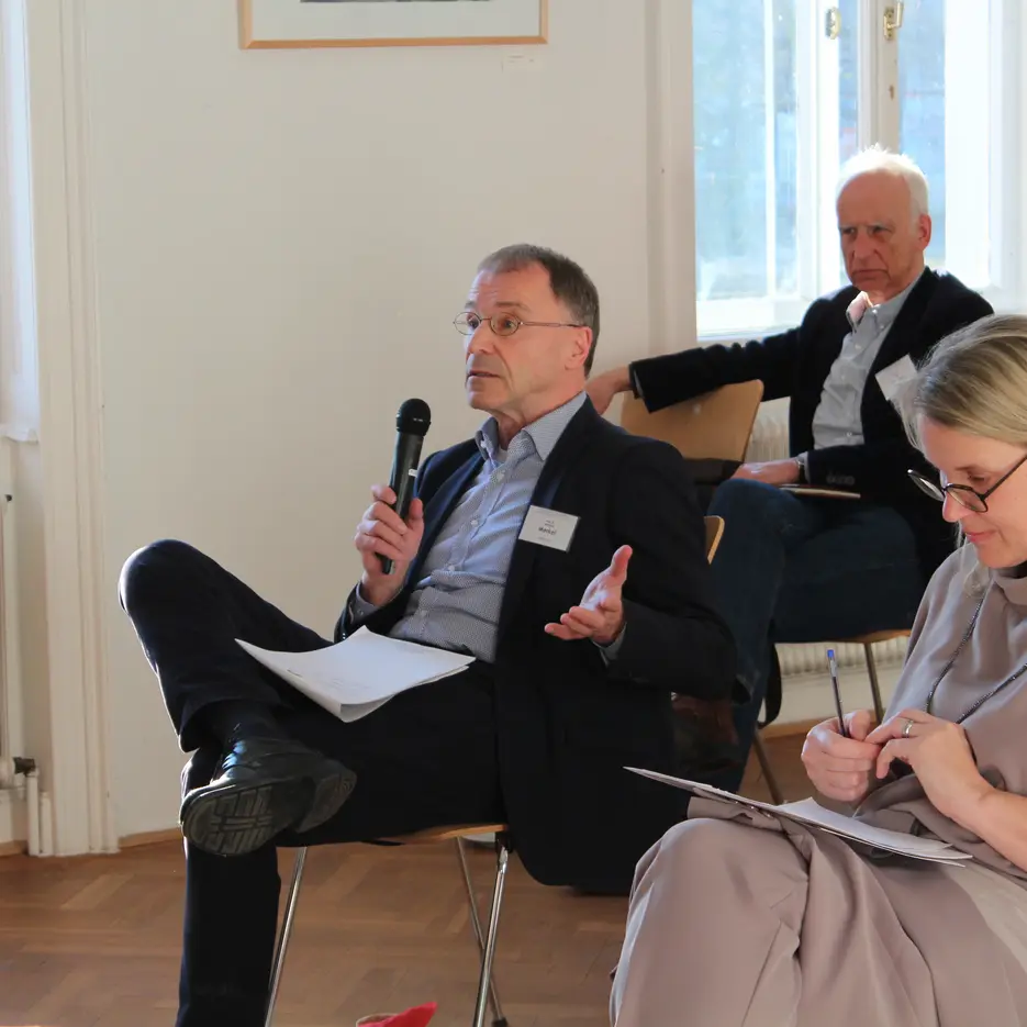 Reinhard Merkel in der Diskussion. Ebenfalls im Bild: Dieter Sturma und Kerstin Schlögl-Flierl