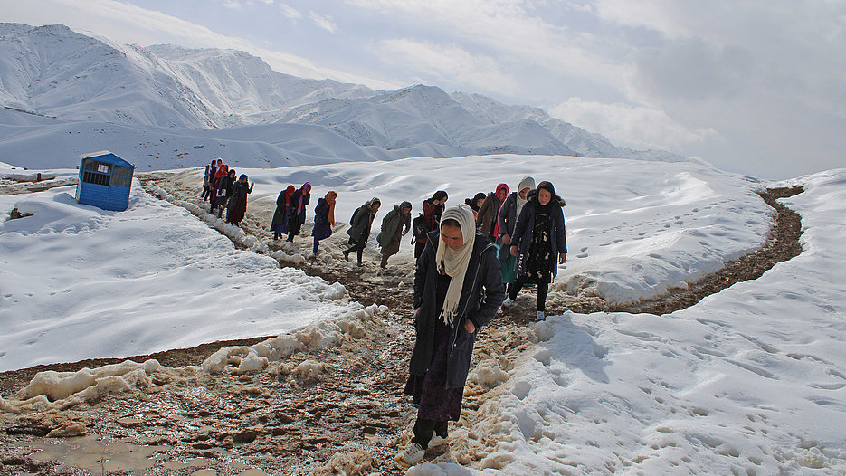 Studierende auf dem Weg zu einem JWL-Lernzentrum in der afghanischen Provinz Daikundi.
