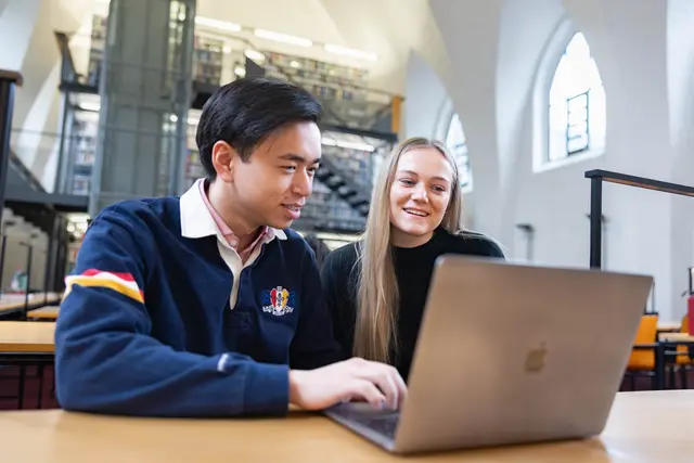 Studierende in der Bibliothek