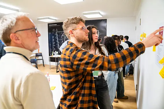 Teilnehmende bei der Arbeit