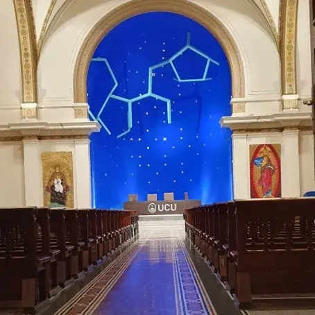 Blick in den mit einem Sternbild geschmückten Altarraum