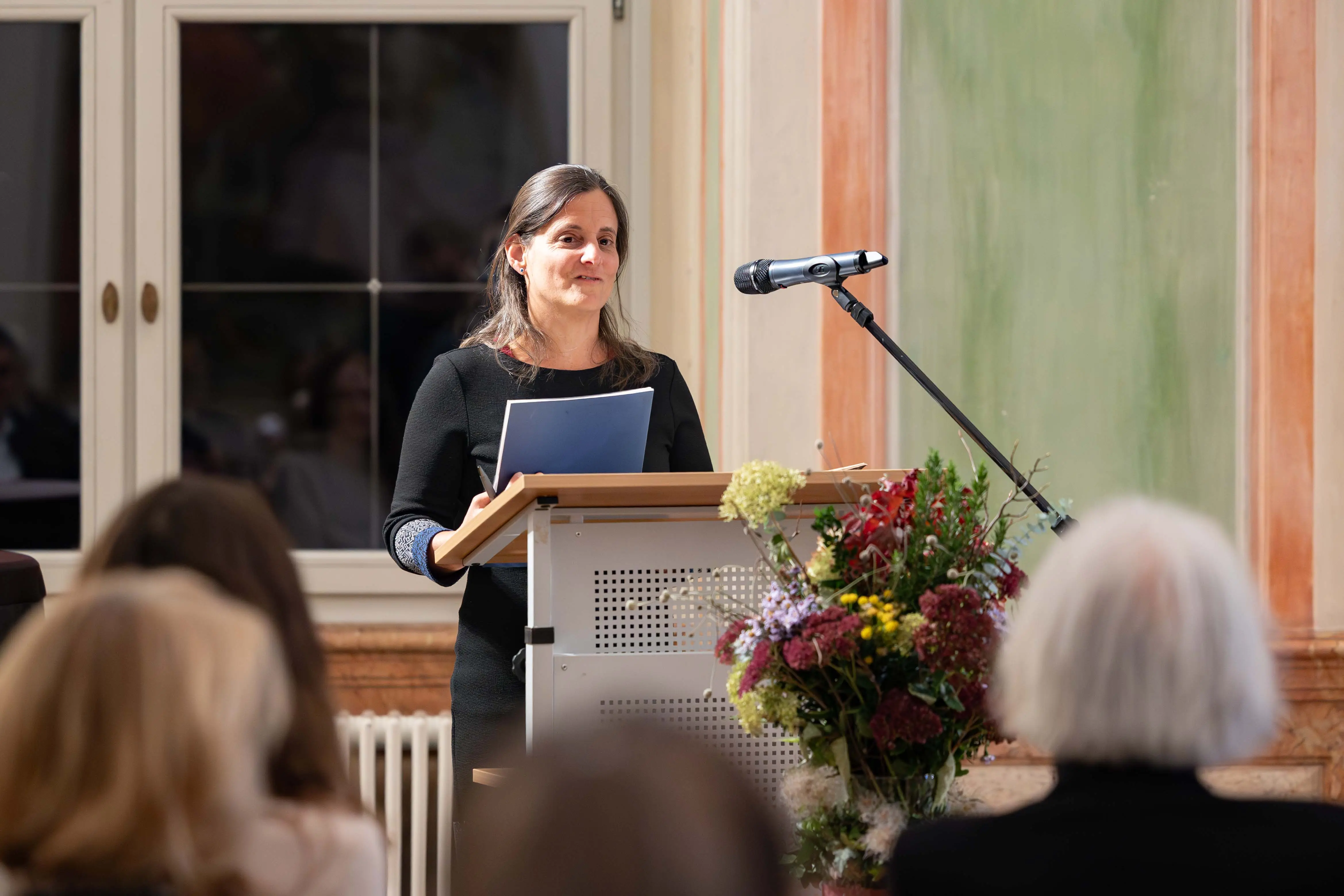 Katharina Karl begrüßt die Gäste im Holzersaal
