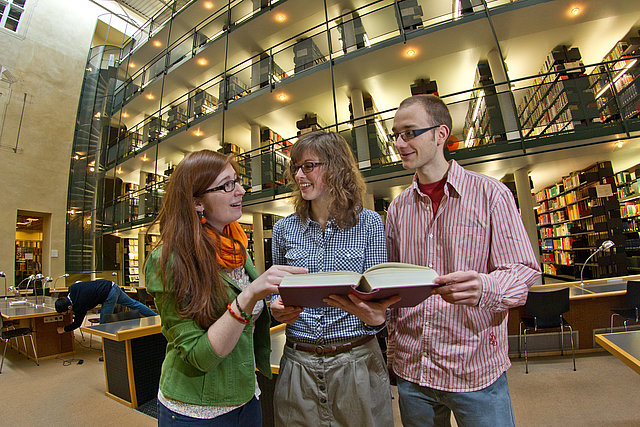 Studierende in Bibliothek Ulmer Hof