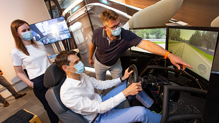 Exhibits in the interactive display window include a driving simulator that reproduces a true simulation of the Audi test site in Neustadt an der Donau. 