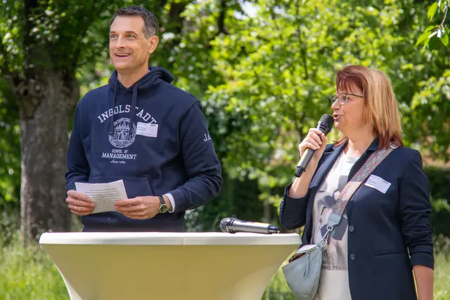 Prof. Dr. Jens Hogreve und Claudia Reng begrüßen die Alumni.