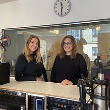 Die Studentinnen Amelie Ries und Leonie Bednorz (v.l.) bei der Produktion des Podcasts