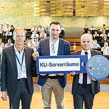 Dr. Rolf-Dieter Jungk, Head of the Bavarian Ministry for Science and Arts symbolically handing the key to the new server rooms to Nils Blümer (left), Head of the Computer Center at the KU, Stefan Wenzel (Head of construction and technical facility management) and Vice President Prof. Dr. Jens Hogreve