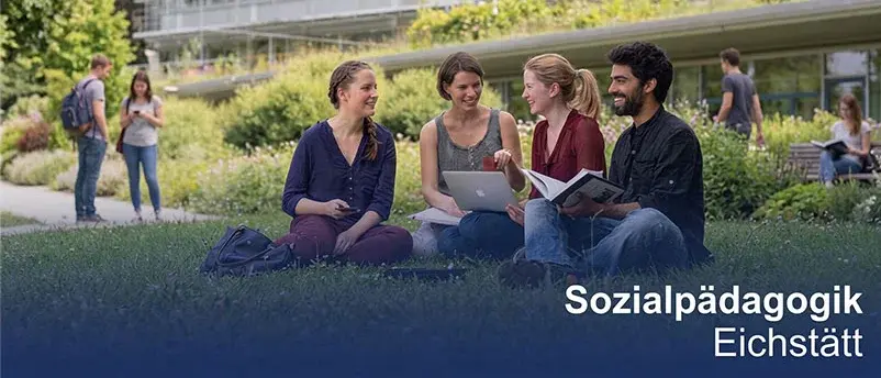 Auf dem Titelbild mit Beschriftung sind vier Menschen zu sehen. Darunter befindet sich der Schriftzug &bdquo;Sozialp&auml;dagogik&rdquo;.