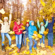 Kinder im Wald