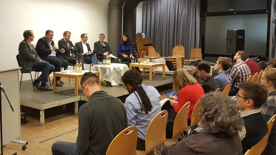 Konstruktiver Dialog zu einem komplexen Gefüge: Die europäische Sicherheitsarchitektur nach dem Brexit war Thema einer prominent besetzten Podiumsdiskussion im Studihaus. Foto: Thomas Schön
