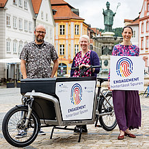 (from right) Maria Bartholomäus (coordinator of the commitment-program of the KU and THI), Simone Zink (event manager with “Mensch in Bewegung”) and Dr. Thomas Metten (head of the science communication team with “Mensch in Bewegung”) are looking forward to many encounters on their cycling trip through the region.